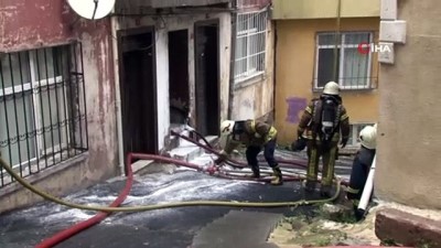 itfaiye eri -  Fatih'te gecekondu alev alev yandı, itfaiye eri çatıdan düştü Videosu