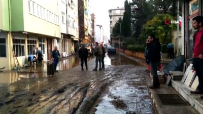  Giresun’da sağanak yağış sonrası yollar göle döndü 