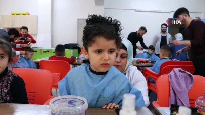  İşitme engelli çocuklara saç bakımı