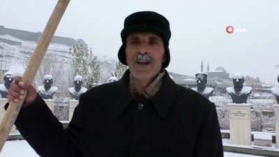 sokak kopekleri -  Karslıların kış mesaisi başladı  Videosu