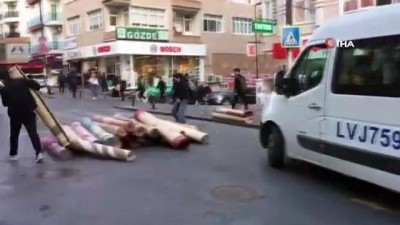  Kamyondaki halılar yola düştü, trafik durdu 