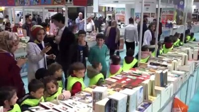 kitap fuari -  Minikler kitap almaya kumbaralarıyla geldi  Videosu