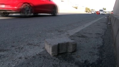 koprulu -  Seyir halindeki otomobilin üzerine parke taşı böyle düştü  Videosu