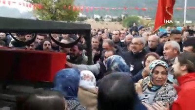 siyasi partiler -  Yıldırım düşmesi sonucu şehit olan Piyade Uzman Onbaşı Bünyamin Çabuk, son yolculuğuna uğurlandı Videosu