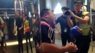 geri cekilme -  - Bıçakla 6 kişiyi yaraladı, bir göstericinin ise kulağını ısırarak kopardı
- Hong Kong'taki protesto gösterileri Videosu