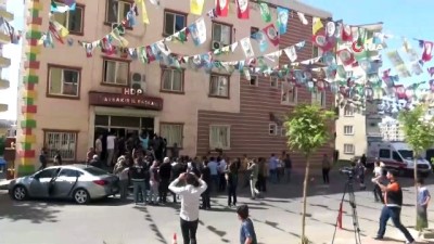  Evlat nöbetindeki ailelere dayanamayan HDP'liler, bir süre parti binasını kullanmayacak