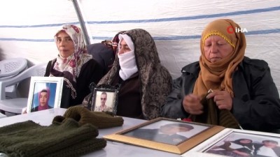  HDP önündeki aileler, soğuk havalara aldırmadan çocuklarını beklemeye devam ediyor 