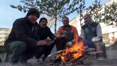  Kars’ta inşaat işçilerin soğukla mücadelesi 
