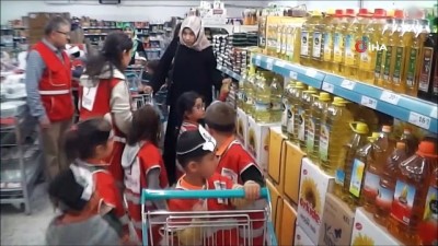 anaokulu ogrencisi -  Miniklerden ihtiyaç sahiplerine gıda yardımı Videosu