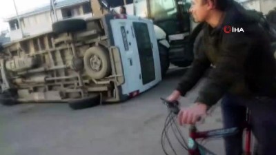  Otomobille minibüs çarpıştı: 1 ölü, 1 yaralı