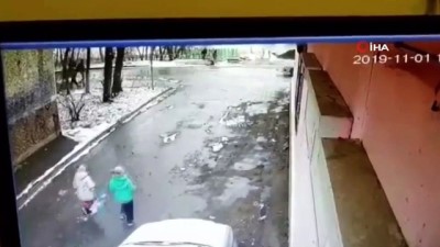  - Rusya'da Aracın Çarptığı Çocuk Metrelerce Yükseğe Fırladı 