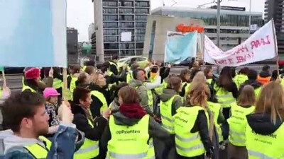 ilkogretim okulu - Hollanda'da binlerce öğretmen greve gitti - ROTTERDAM Videosu
