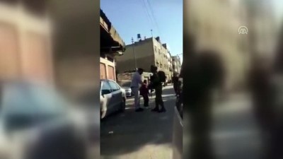 isgal - İsrail askeri Filistinli babaya çocuğunun önünde silah doğrulttu  Videosu