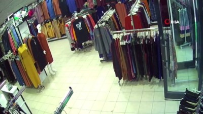 yagmurlu -  Kontrolden çıkan kamyonet giyim mağazasına böyle daldı Videosu