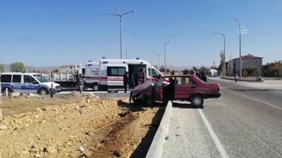 karaagac - Şarkikaraağaç'ta otomobil refüje çarptı: 2 yaralı - ISPARTA Videosu