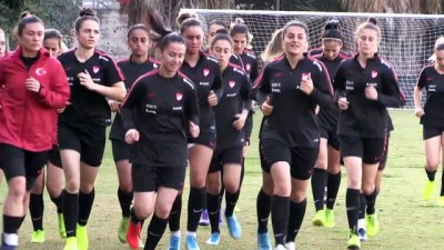 hazirlik maci - Teknik direktör Tuncel: 'Kadın futbolunun ilerlemesi için Süper Lig kulüpleri takım kurmalı' - İZMİR  Videosu