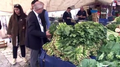 ilginc goruntu -  Ispanaklar elde kaldı, pazarcılar ıspanağı çiğ çiğ yedi  Videosu