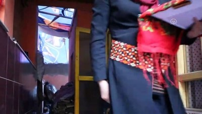 muhabir - Afganistanlı Türkmen kadın Mevlit Kandili'nde börek dağıttı - KABİL Videosu