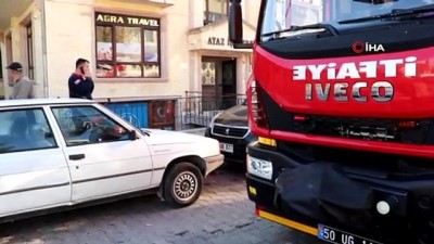 yavru kedi -  Anne kedi havalandırma borusunda sıkışan yavrusunun kurtarılmasını bekledi  Videosu