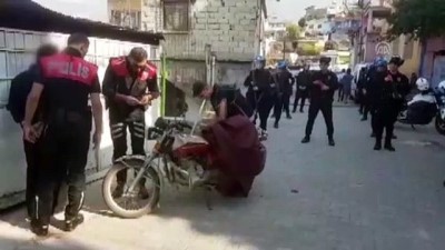 ozel tim - Uyuşturucu götürdüğü adreste polislere yakalandı - HATAY Videosu