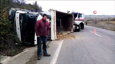  Süt tankeri çarpıştığı kamyonu devirdi: 2 yaralı 