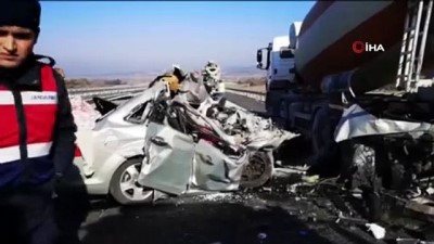  Otomobil, beton mikserine çarptı: 2 ölü