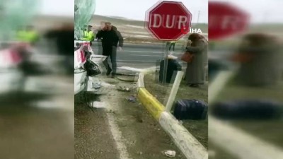 yolcu otobusu -  Yolcu otobüsü kamyonla çarpıştı: 2 ağır yaralı  Videosu