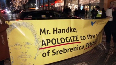 Bosna'daki soykırımı inkar eden Handke'ye ödül verilmesi protesto edildi - STOCKHOLM 