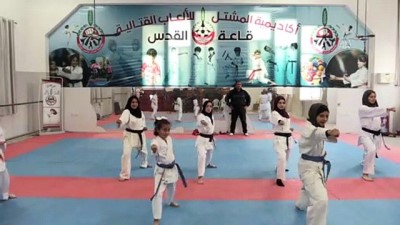 Gazze'nin karateci kızları Filistin'i uluslararası müsabakalarda temsil etmenin hayalini kuruyor 
