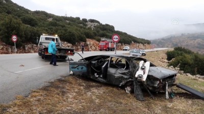 sparta - Otomobil ile kamyonetin çarpışması sonucu baba ve oğlu öldü - ISPARTA Videosu