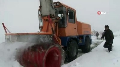 yagan -  Yüksek kesimlerde etkili olan kar yağışı 4 köy yolunu ulaşıma kapattı  Videosu