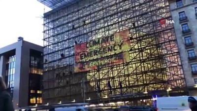  - Brüksel'de AB liderler zirvesinde meşaleli protesto
- Eylemciler, liderler toplanmadan önce AB binasına tırmandı 