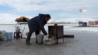 kusburnu -  Donan Çıldır Gölü üzerinde soba yakıp çay demliyor  Videosu