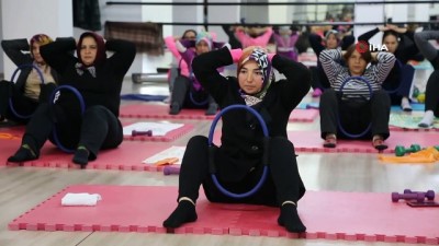 Mersin'de kadınlar step ve aerobik yaparak zayıflıyor 