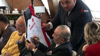 milli atletler - Bakan Kasapoğlu, Büyük Atatürk Koşusu’nu kazanan milli atletleri ağırladı  Videosu