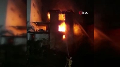  Bursa'da 3 katlı bina alev alev yandı 