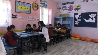 ogretmenlik - Gökkuşağı gibi renklendirdiği okulu öğrencilere sevdirdi - MUŞ  Videosu