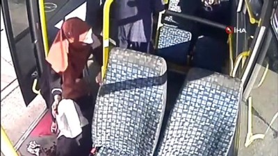 kisa mesafe -  Minibüsün önüne kıran otomobil faciaya neden oluyordu...Koltuktan basamaklara düşen kadın kamerada  Videosu