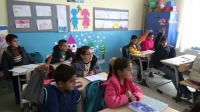 ilkokul ogretmeni -  Jandarmadan öğrencilere yardım eli  Videosu