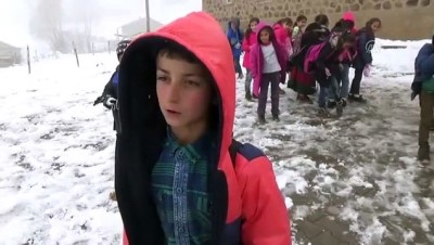 kar yiginlari - Kar yağışı çocukları sevindirdi - MUŞ  Videosu