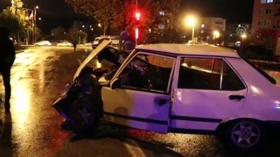 sparta - Otomobil trafik ışıklarında bekleyen araçlara çarptı: 1 yaralı - ISPARTA  Videosu