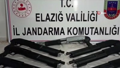 kacak silah -  Takibe alınan şahsın aracından 15 adet pompalı tüfek çıktı  Videosu