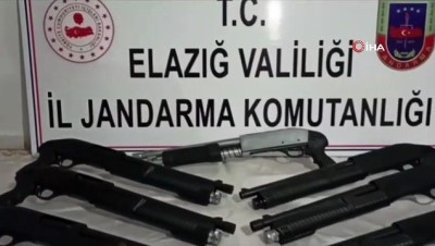 silah ticareti -  Takibe alınan şahsın aracından 15 adet pompalı tüfek çıktı  Videosu