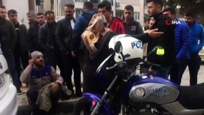 trafik cezasi -  Trafik cezası yedi, yolda oturma eylemi yaptı Videosu