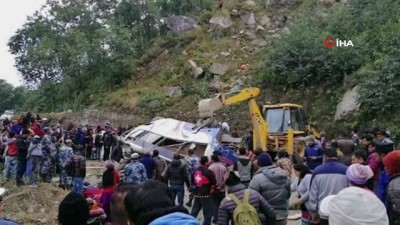 yolcu otobusu -  - Nepal’de otobüs şarampole yuvarlandı: 14 ölü, 16 yaralı Videosu