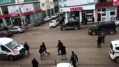 bulduk -  Cadde ortasında sopalarla birbirlerine saldırdılar  Videosu