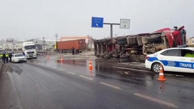 saglik personeli - Devrilen hurda yüklü tır ulaşımı aksattı - KOCAELİ  Videosu