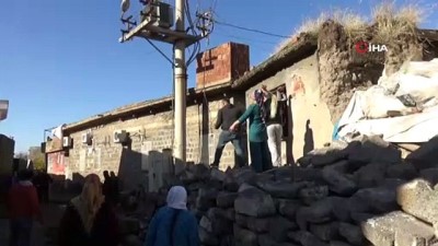 polis muduru -  Diyarbakır'da mahalle sakinleri, çevik kuvvet ekibine 'tarihi' taşlarla saldırdı Videosu