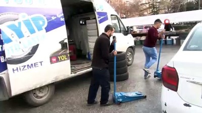 lastik tamircisi -  Kamyonetini seyyar lastikçi dükkanı yaptı  Videosu