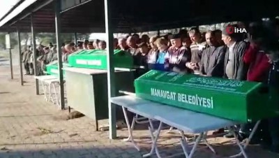 ozel hastaneler -  Trafik kazasında ölen 3 kişilik aile gözyaşları arasında son yolculuğuna uğurlandı Videosu